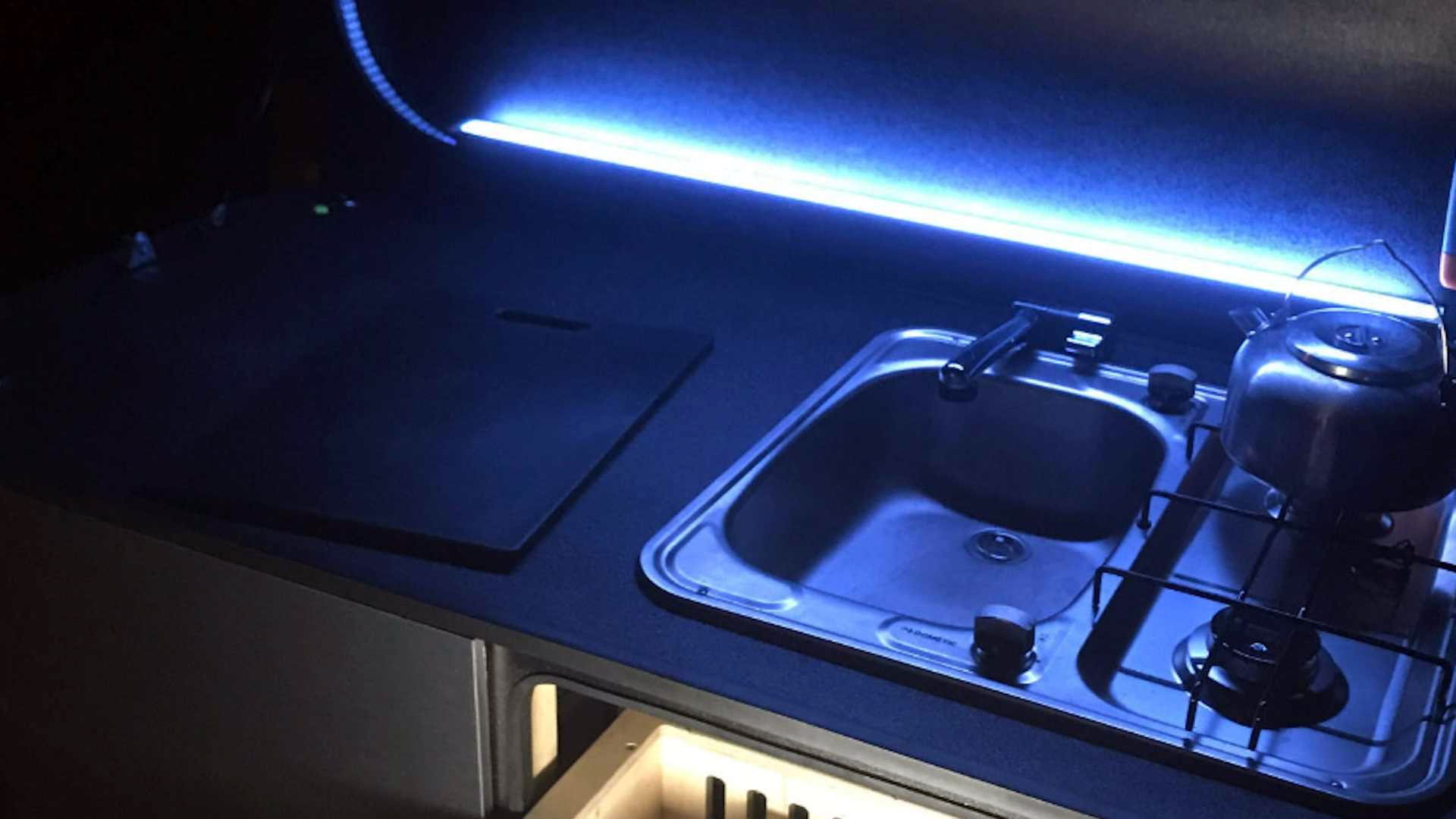 Кемпер не потрібен: створена мобільна кухня для авто з газовою плитою, раковиною і холодильником